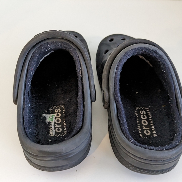 Black lined Crocs children size 8/ 9 - Picture 3 of 3